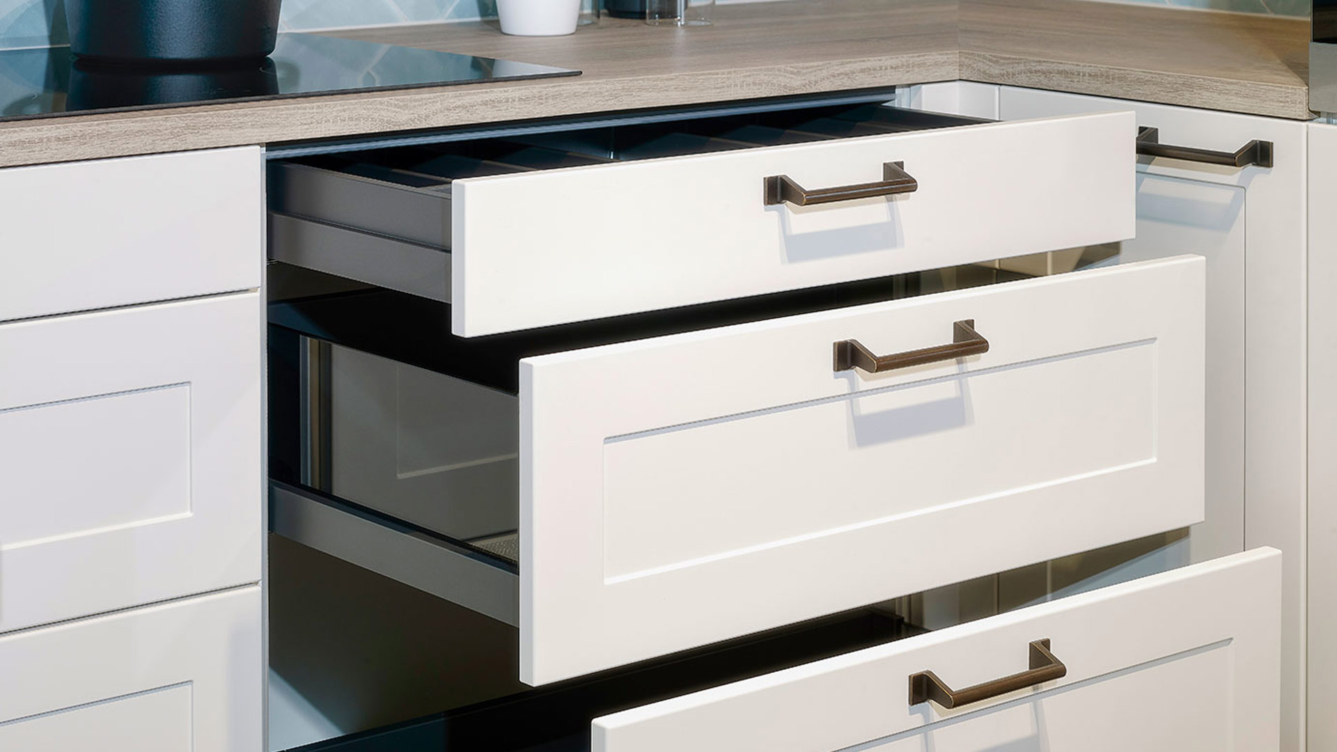 Witte u-keuken, brede luxe lades