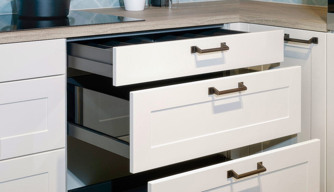 Witte u-keuken, brede luxe lades