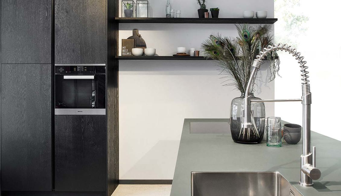 Moderne groene keuken met zwarte kastenwand