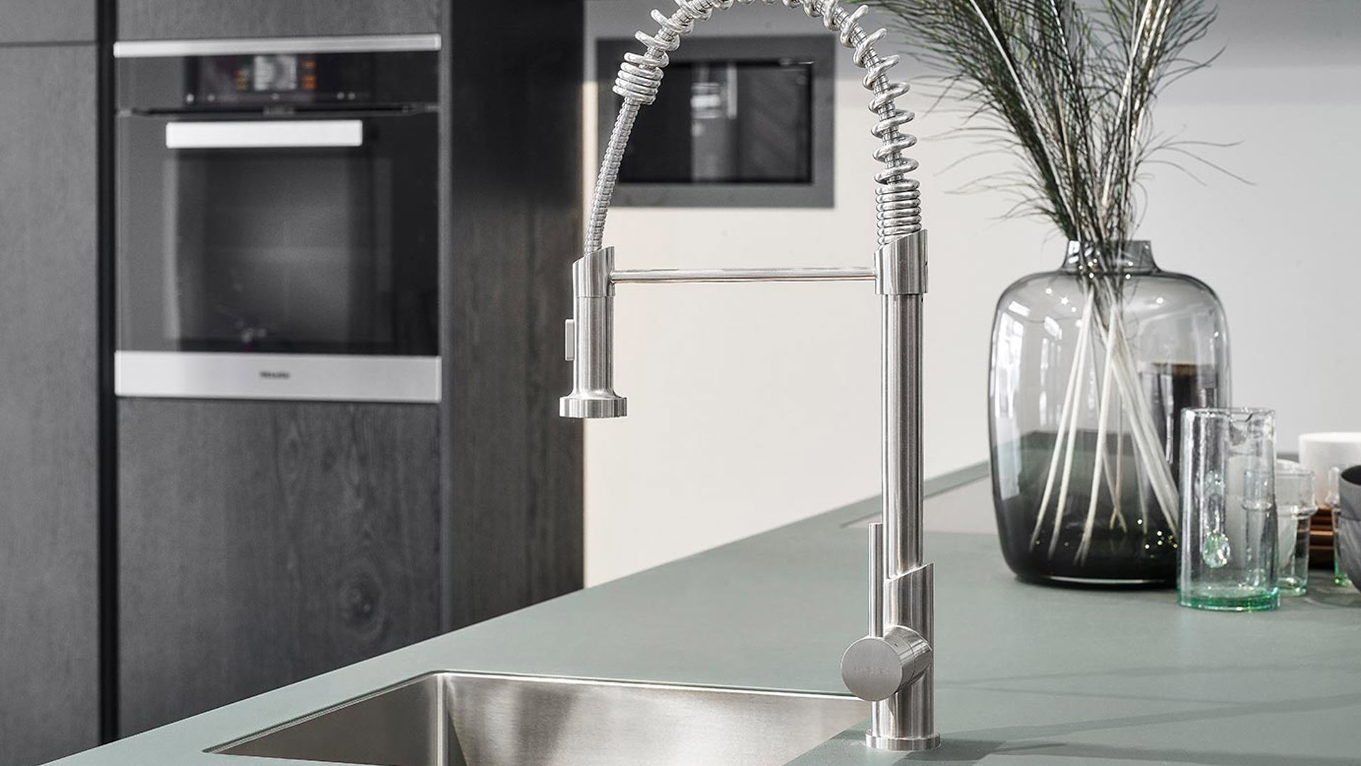 Moderne groene keuken, spoelbak en kraan