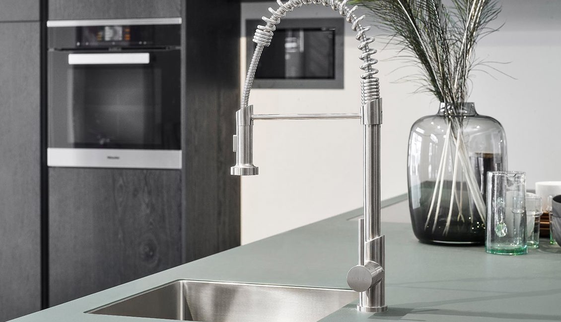 Moderne groene keuken, spoelbak en kraan
