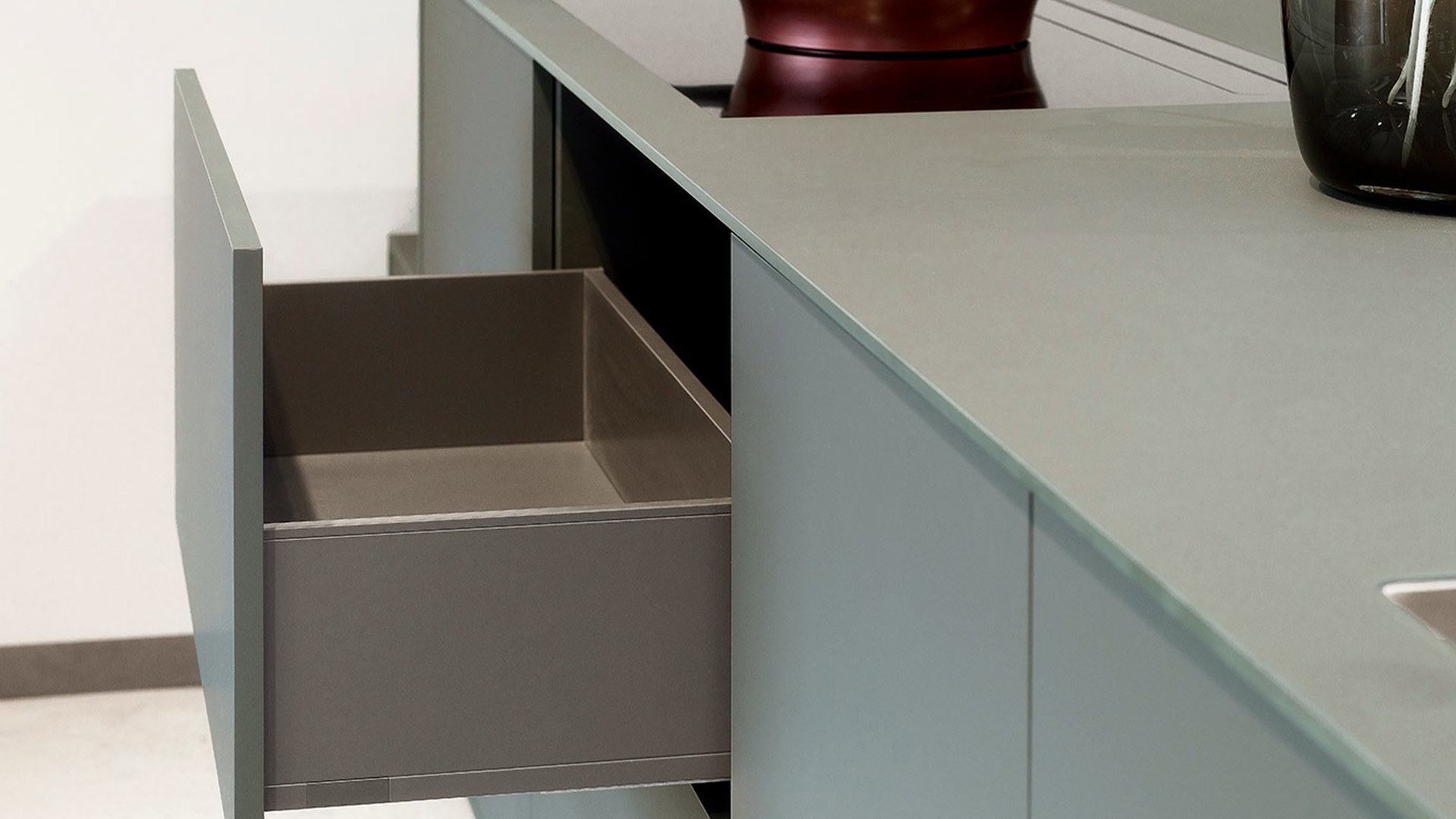 Moderne groene keuken, brede lade