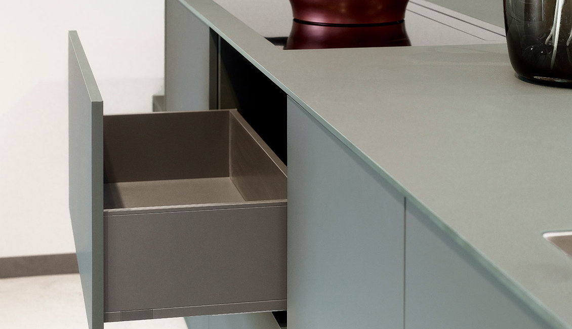 Moderne groene keuken, brede lade