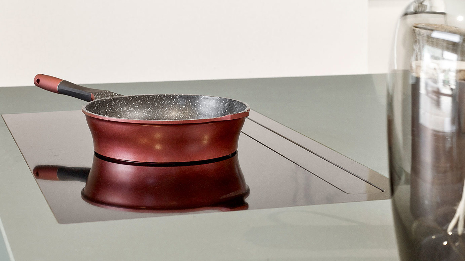 Moderne groene keuken, inductiekookplaat