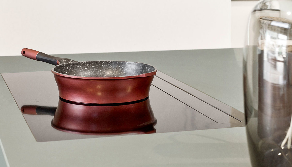 Moderne groene keuken, inductiekookplaat