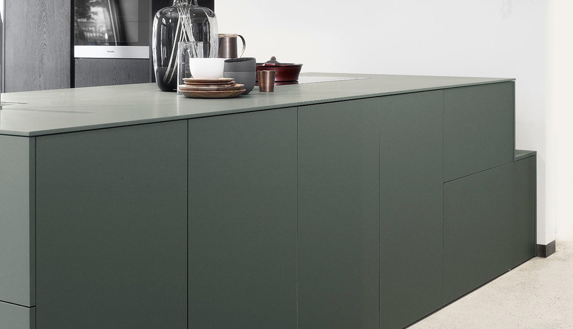 Moderne groene keuken, front fenix 