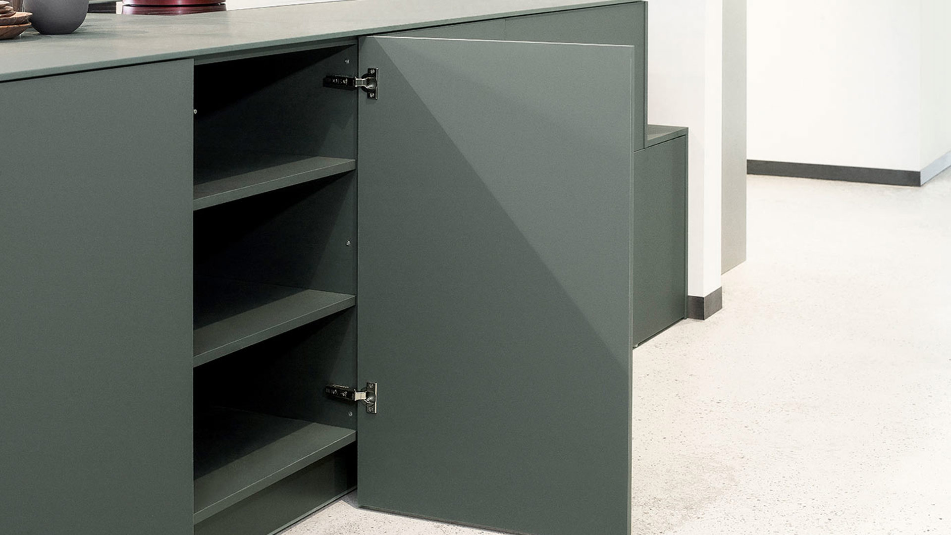 Moderne groene keuken, kast met legplanken