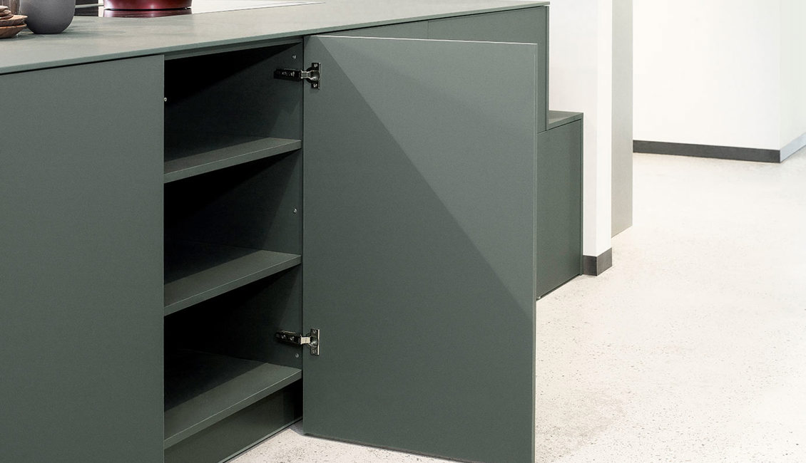 Moderne groene keuken, kast met legplanken