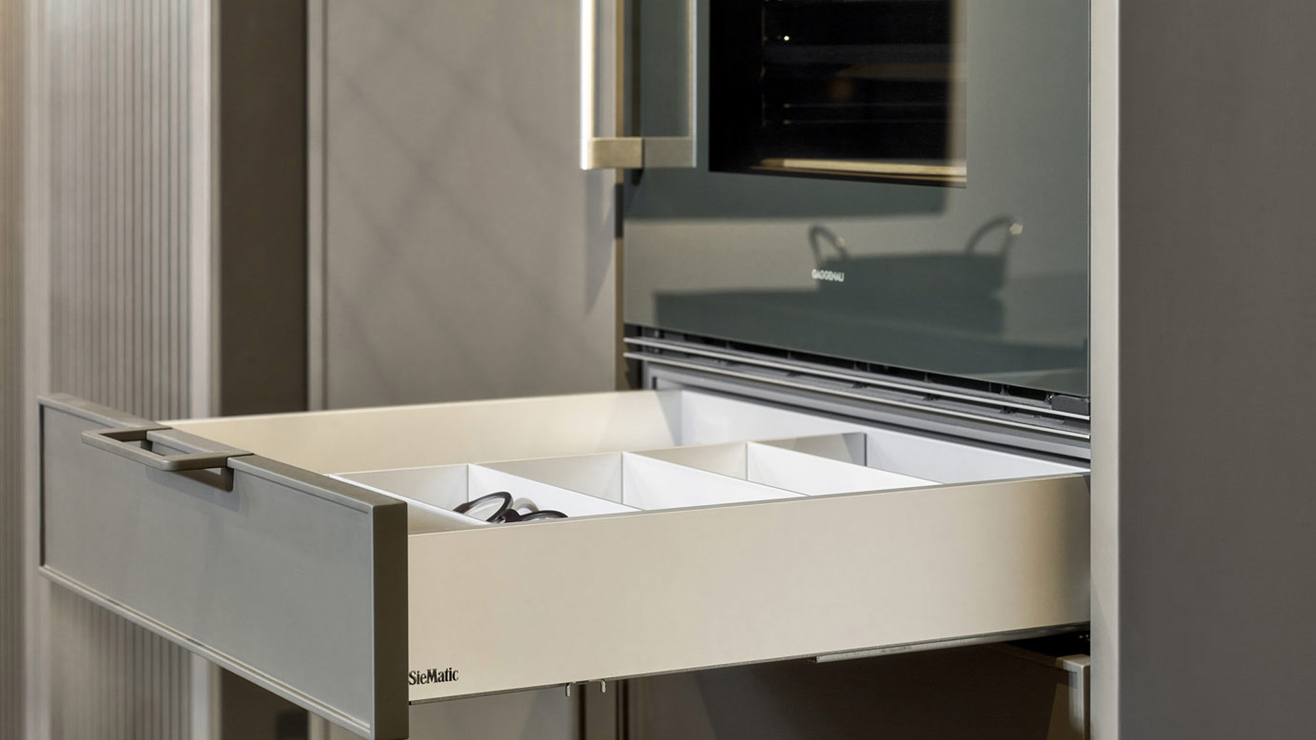 SieMatic kastenwand met lade indeling en opleggreep