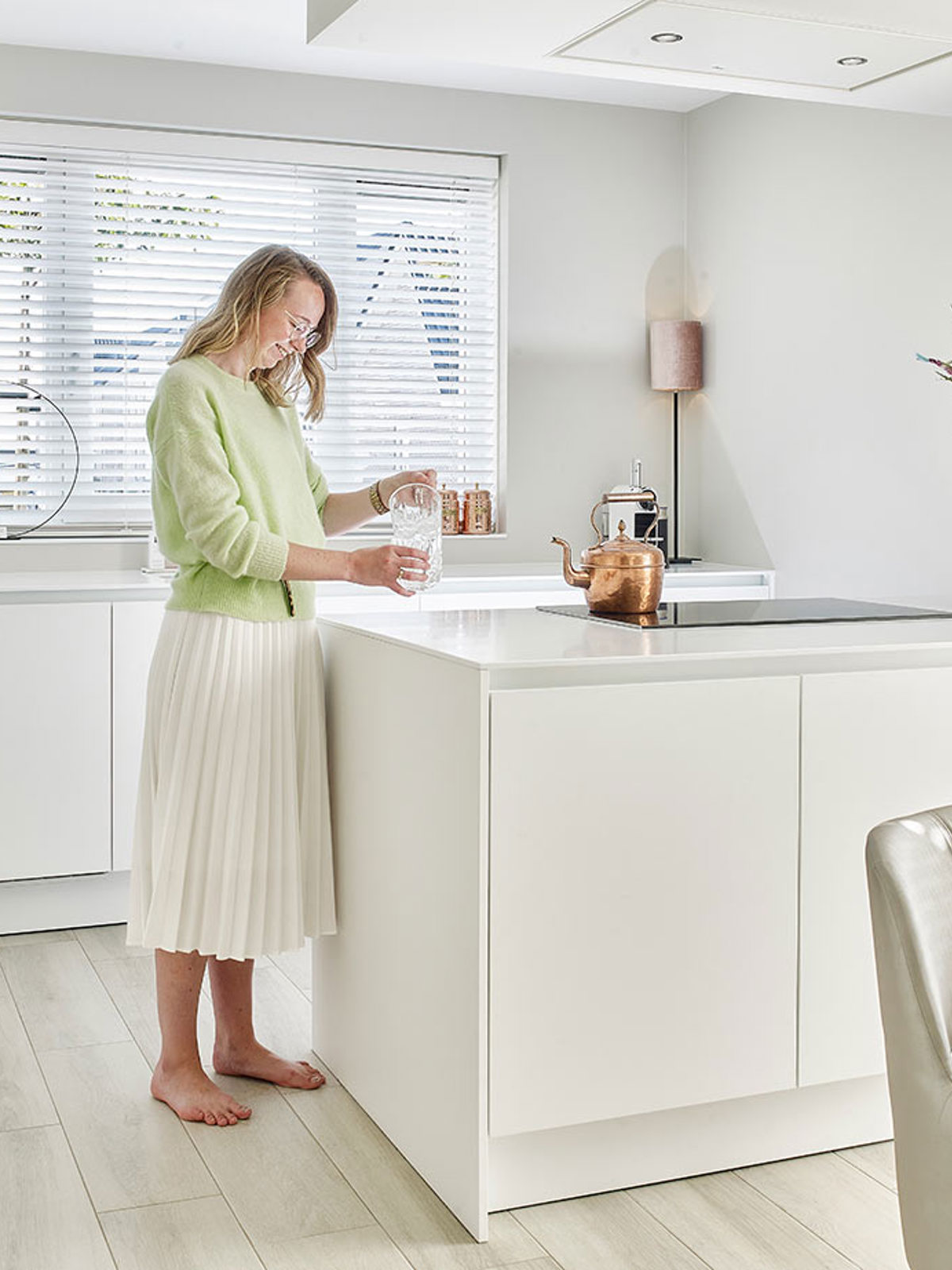 Spierwitte keuken strak en minimalistisch Willemijn en Nathanaël Middelkoop uit Urk