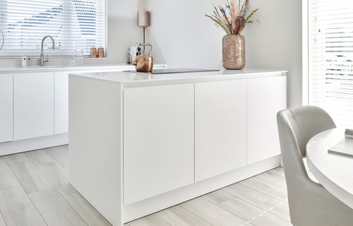 Witte keuken met eiland, greeploos