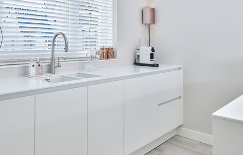 Quooker en spoelbak in witte greeploze keuken Urk