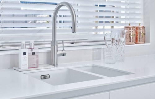 Quooker met witte spoelbak