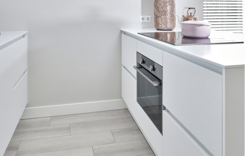 Moderne keuken met eiland, oven