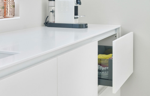 Dun wit werkblad in greeploze keuken