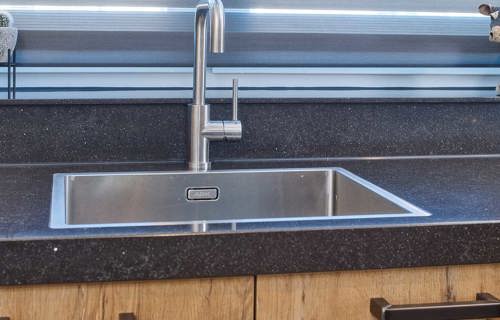 Houten u-keuken Urk, kraan en spoelbak