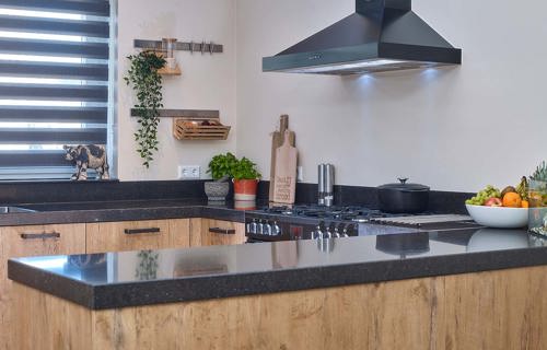 Houten u-keuken Urk, werkblad composiet