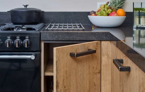 Houten u-keuken Urk, binnenkant kast
