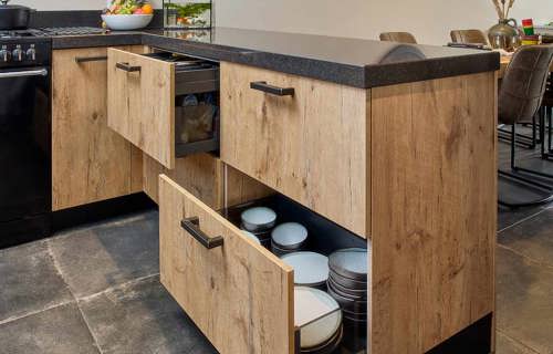 Houten u-keuken Urk, brede lades