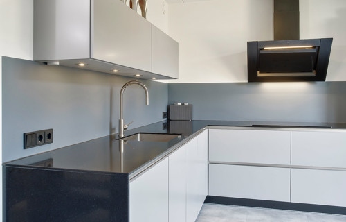 Moderne grijze keuken Nunspeet, greeploos