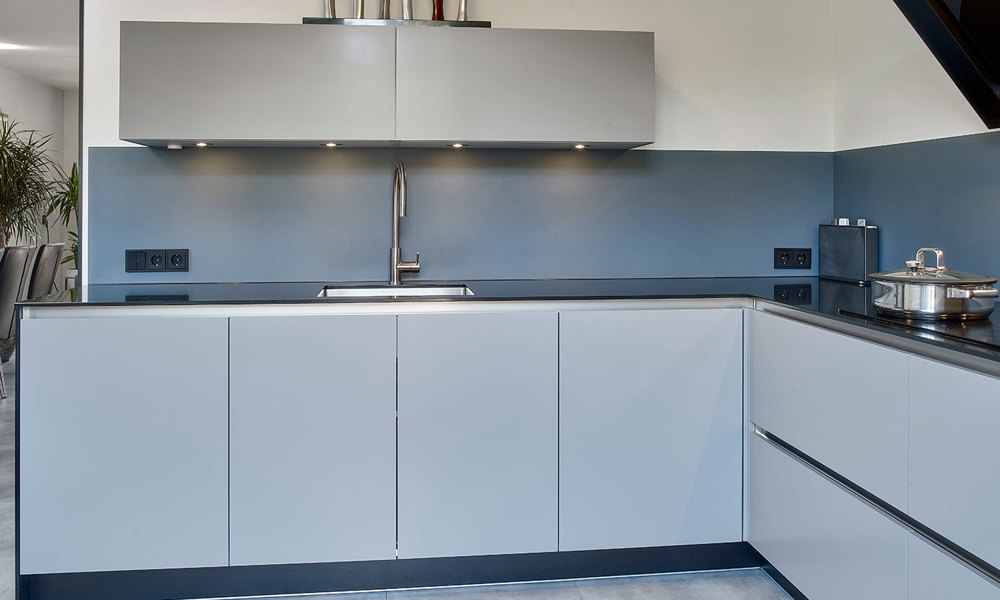 Moderne grijze keuken Nunspeet, strak en greeploos