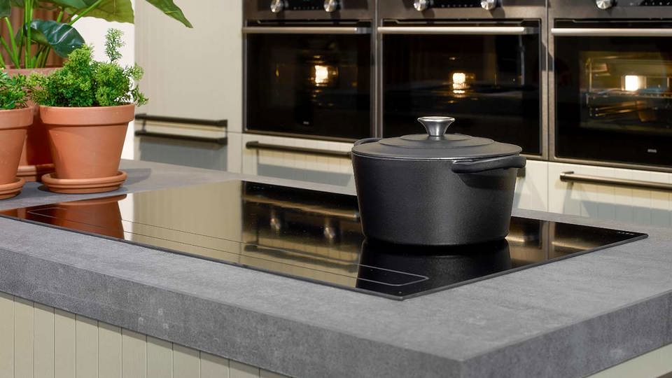 Groene keuken met eiland, inductiekookplaat