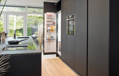 Kastenwand in matzwarte keuken