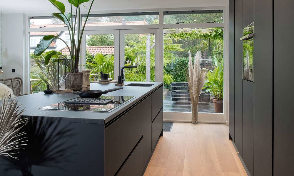 Moderne zwarte keuken met eiland, Bloemendaal