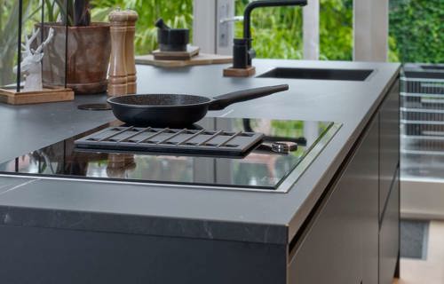 Inductiekookplaat in keuken met eiland Bloemendaal