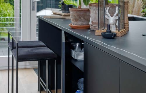 Bar in zwarte keuken met eiland Bloemendaal