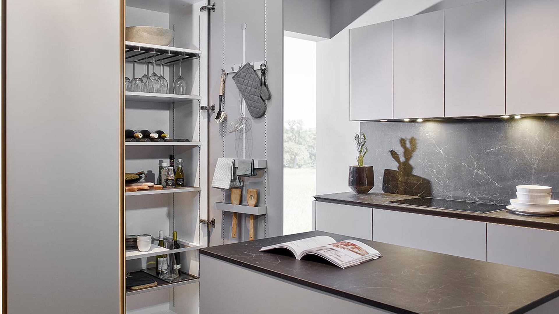 SieMatic SLX kastenwand in de kleur grijs met eiland