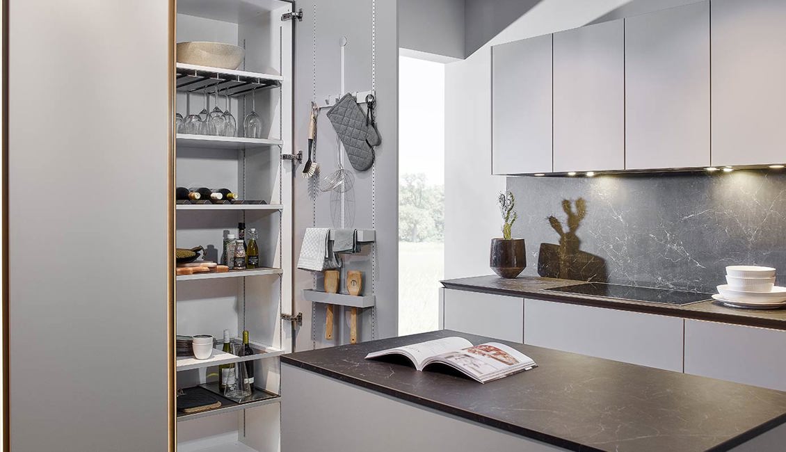 SieMatic SLX kastenwand in de kleur grijs met eiland