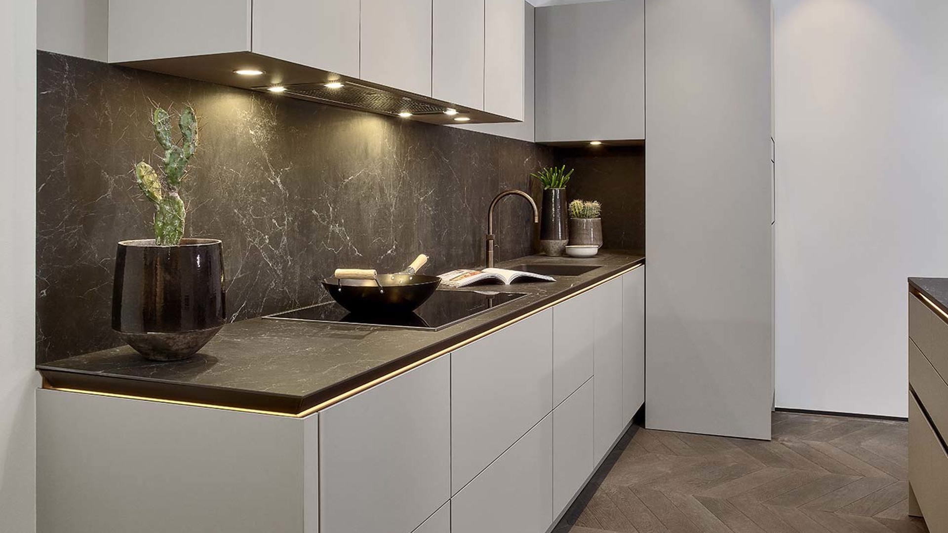 Grijze SieMatic SLX hoekkeuken 