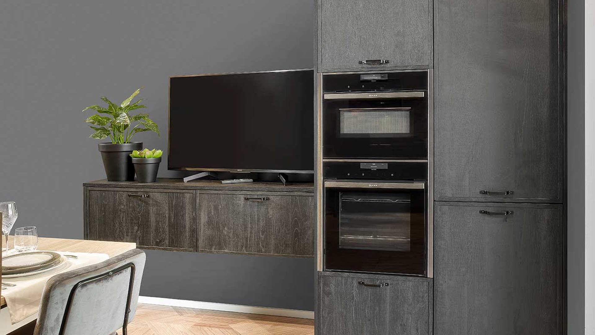 Industriële keuken met kastenwand met NEFF apparatuur 