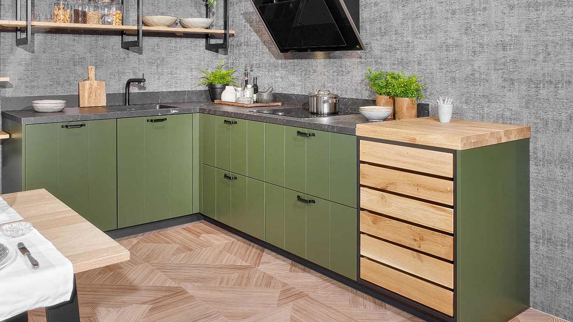 Industriële groene hoekkeuken met houten lades