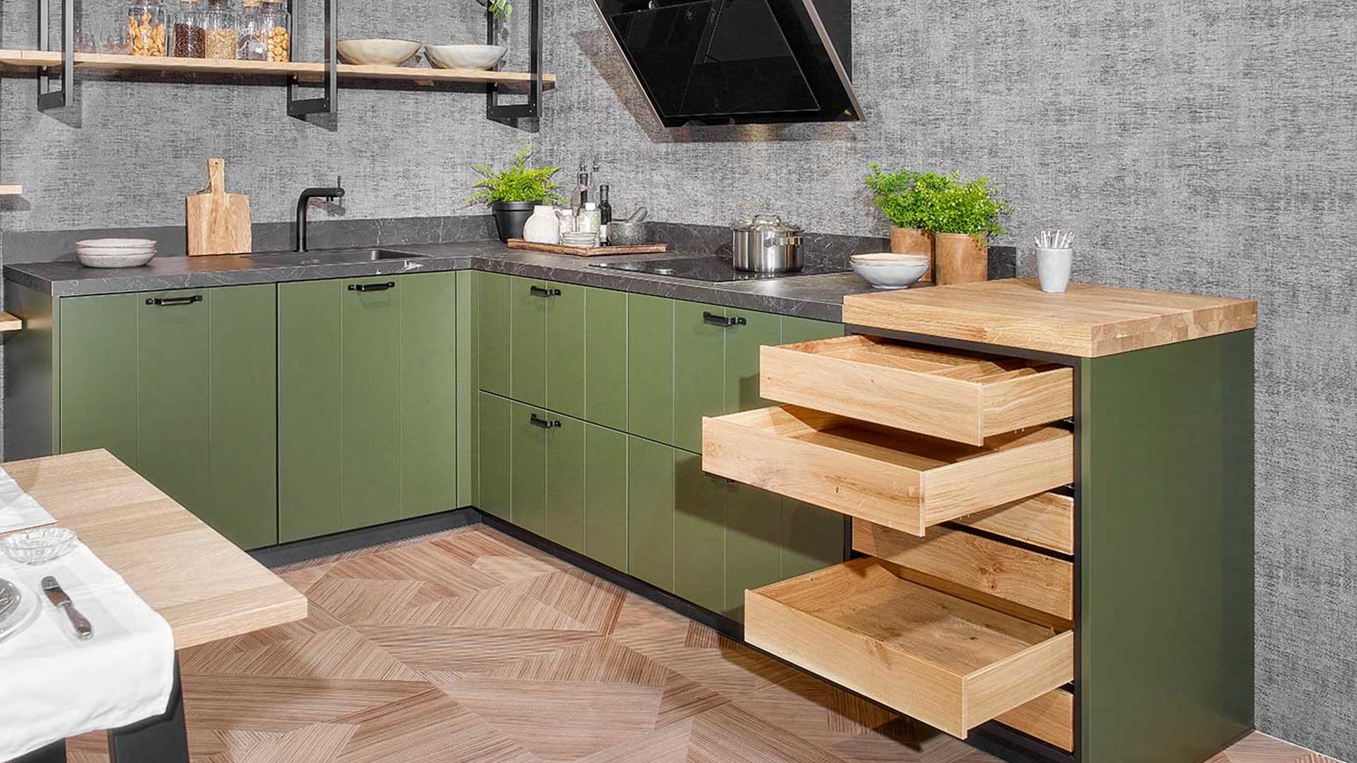 Industriële groene hoekkeuken met houten lades 