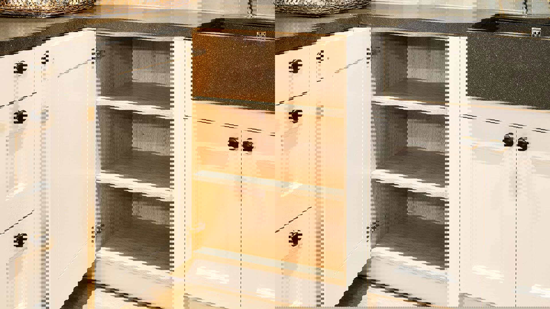 Witte landelijke keuken, binnenkant kast