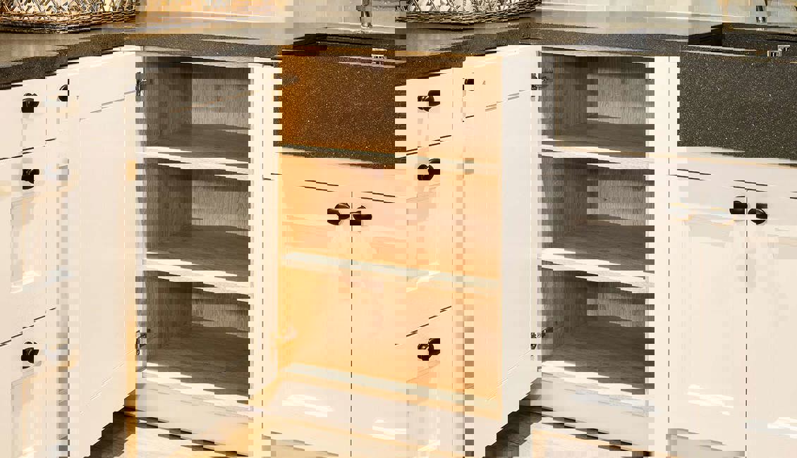 Witte landelijke keuken, binnenkant kast