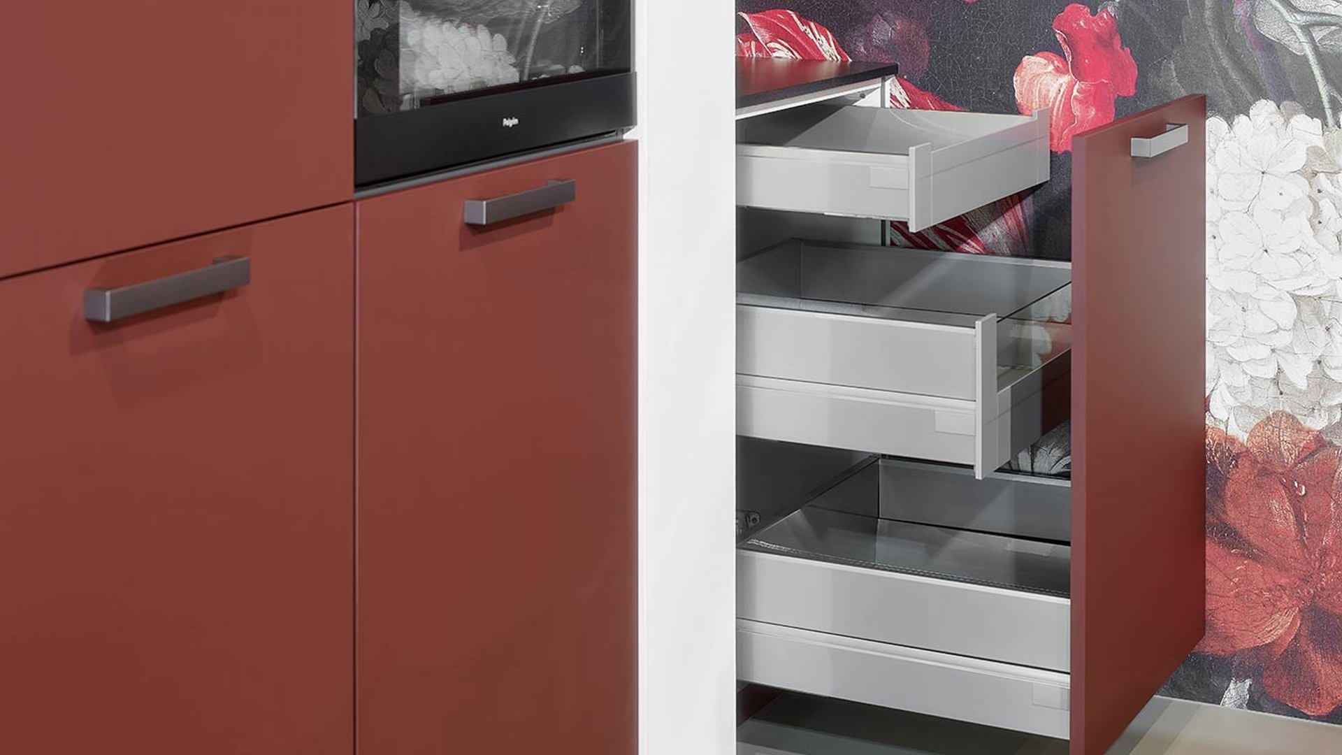 Moderne keuken roestrood kastenwand met lades