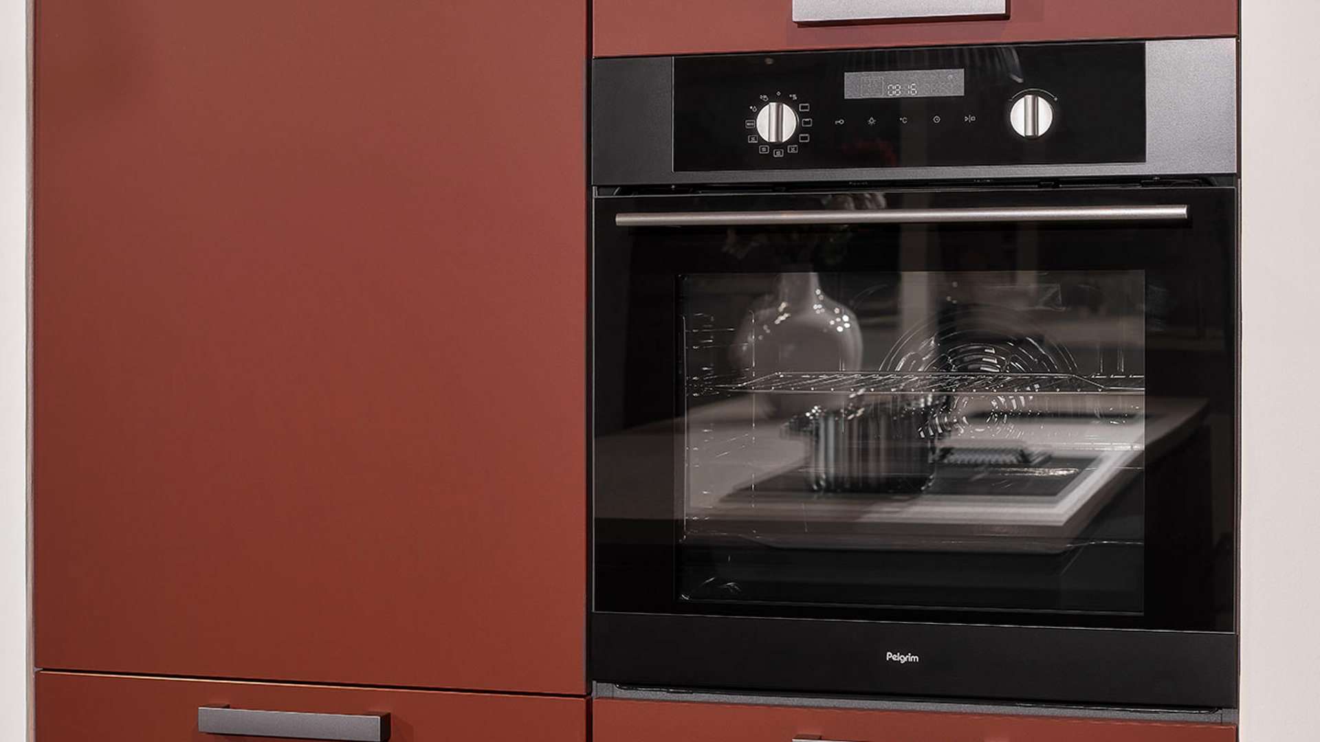 Moderne keuken met roestrode kastenwand en Pelgrim oven