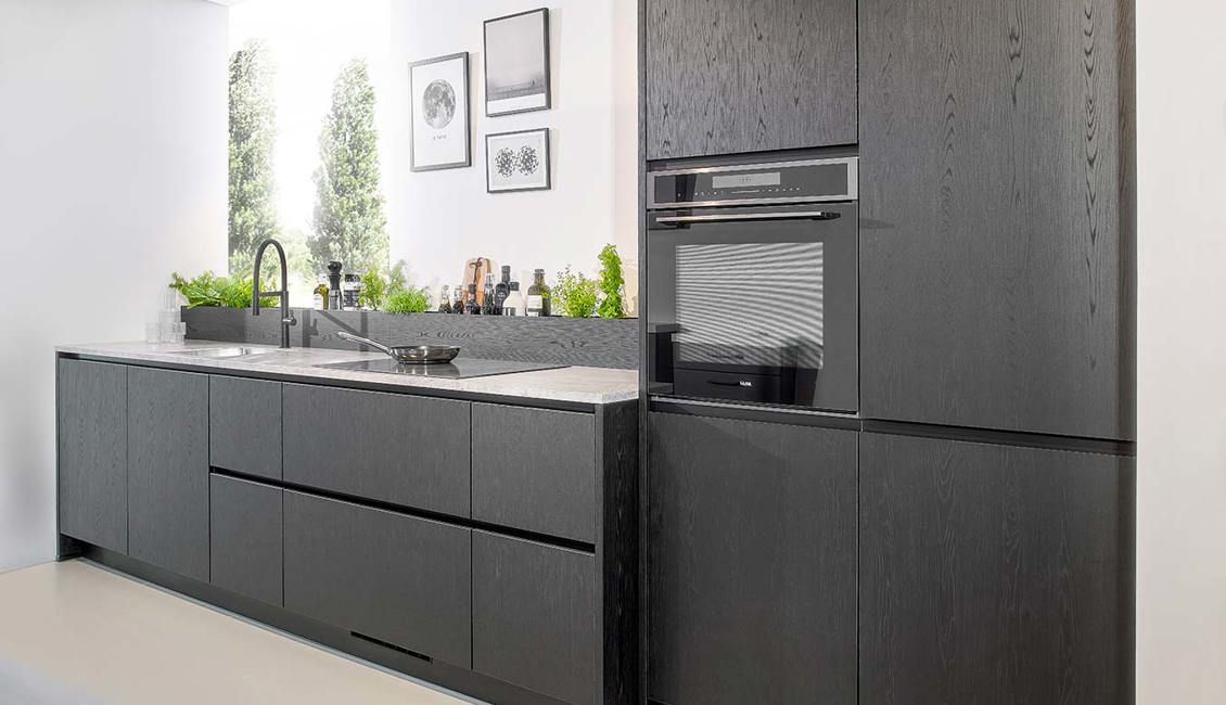 Moderne zwarte keuken
