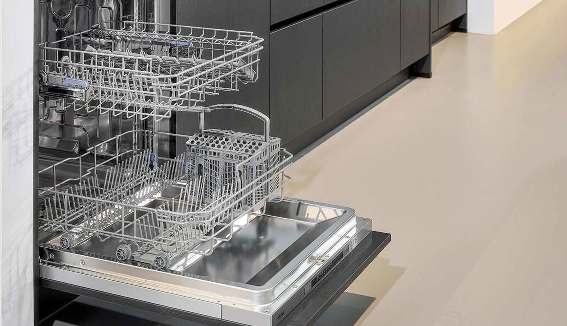Moderne keuken met vaatwasser