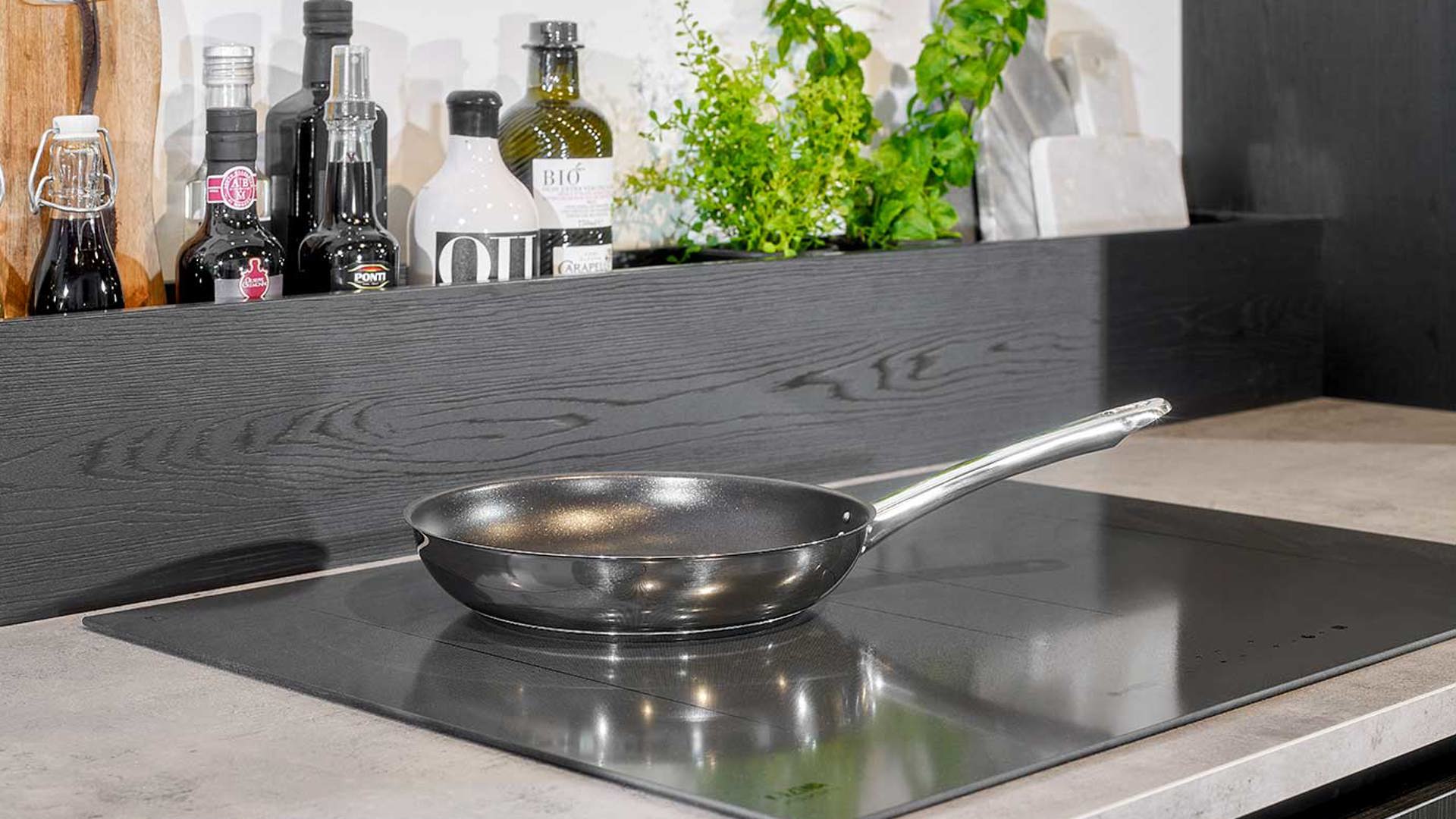 Moderne zwarte keuken met Etna kookplaat