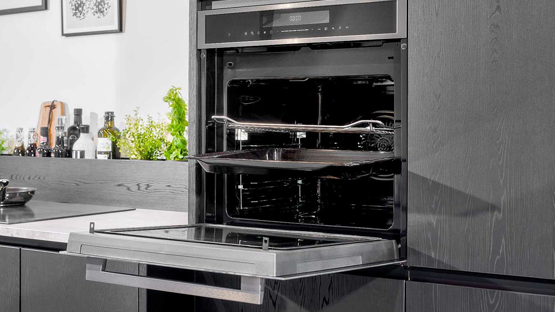 Moderne zwarte keuken met Etna oven