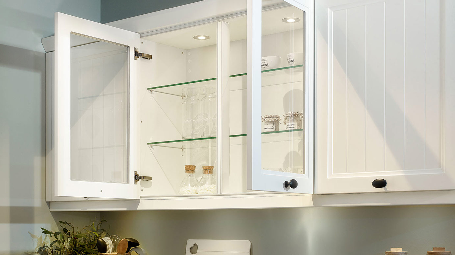 Landelijke hoekkeuken, bovenkasten met glasdeur
