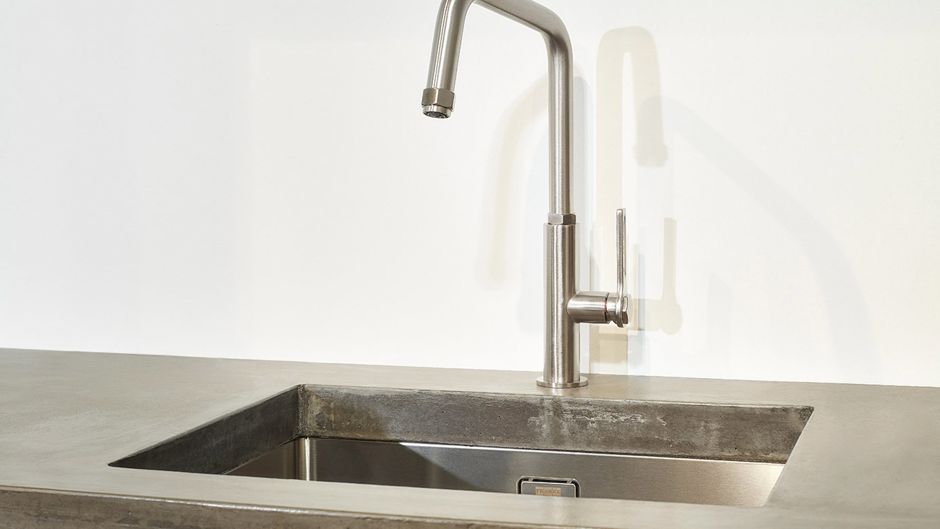 Moderne houten keuken, kraan en spoelbak