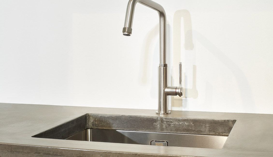 Moderne houten keuken, kraan en spoelbak