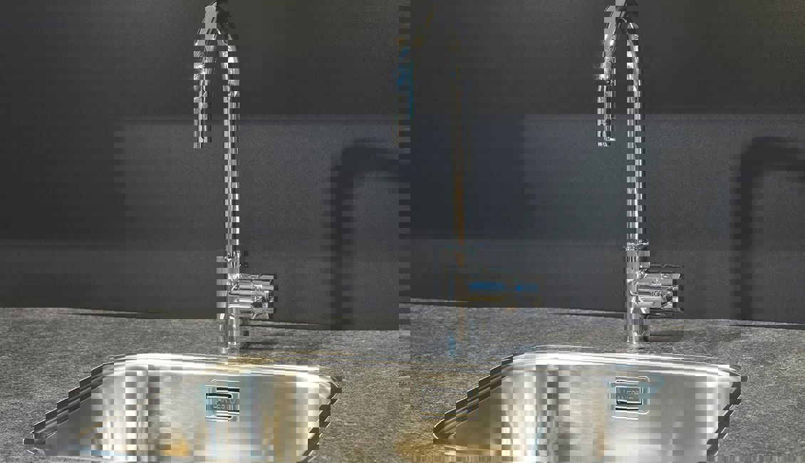 Witte tijdloze keuken, kraan en spoelbak