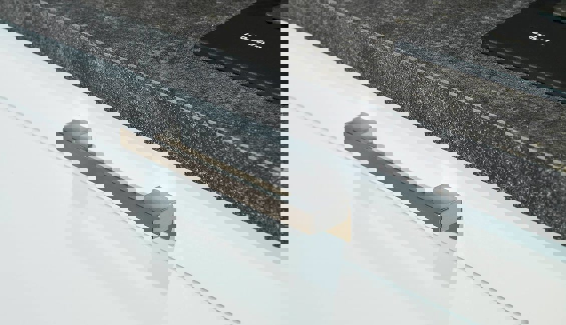 Witte tijdloze keuken, handgreep