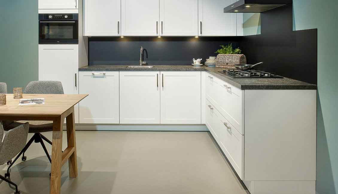 Witte tijdloze hoekkeuken